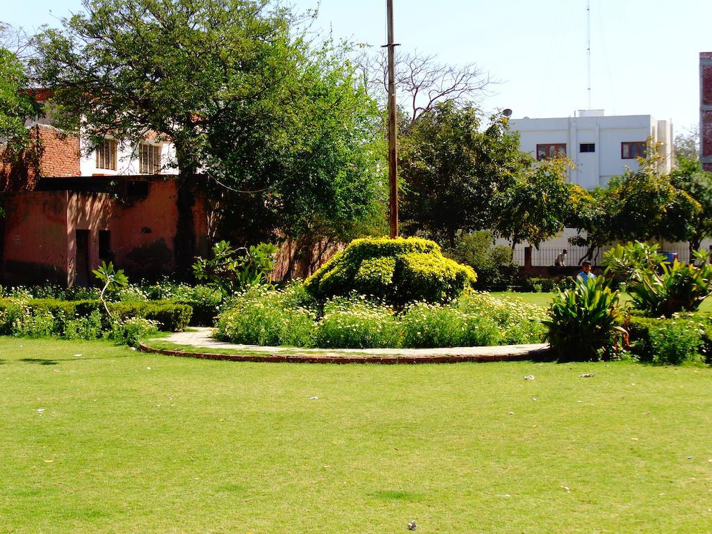 Bed and Breakfast Sri Radha Krishna Kunj à Agra  Extérieur photo